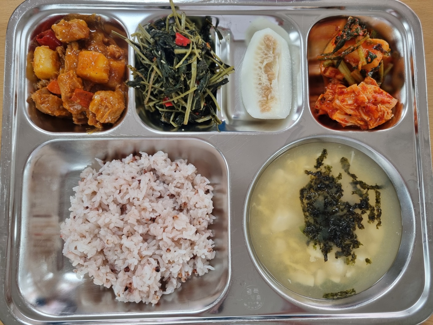 *차수수밥
*순두부달걀탕 (1.5.9)
*매운돼지갈비찜 (5.6.10.13)
*건취나물볶음 (5.6)
*배추김치/총각김치(선택급식) (9)
*참외