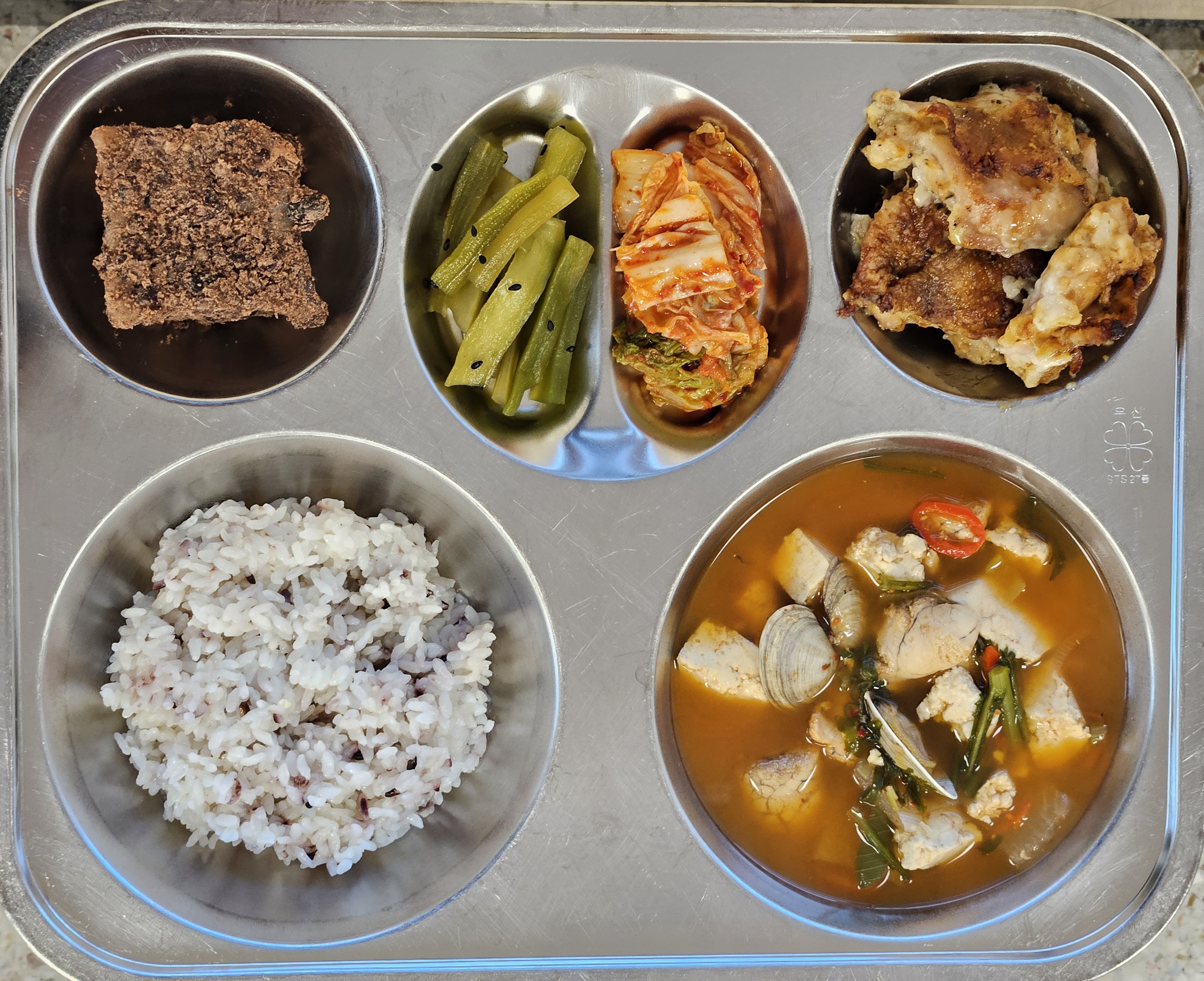 흑미밥
명란두부국
치킨솔트구이
궁채장아찌
배추김치
찹쌀팥시루떡