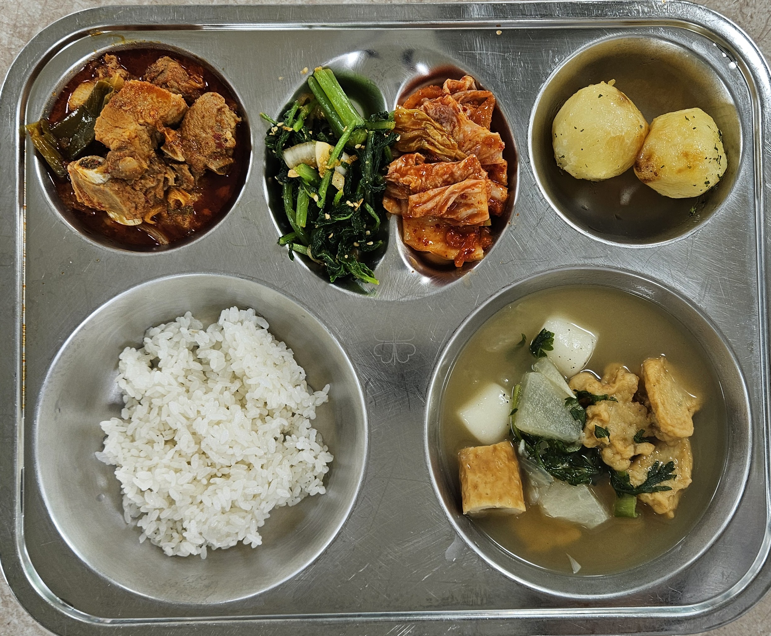 칼슘찹쌀밥
물떡어묵국 (1.5.6.13)
돼지갈비김치찜 (5.6.9.10.13)
열무된장무침 (5.6.13)
알감자버터구이 (2.13)
배추김치 (9)