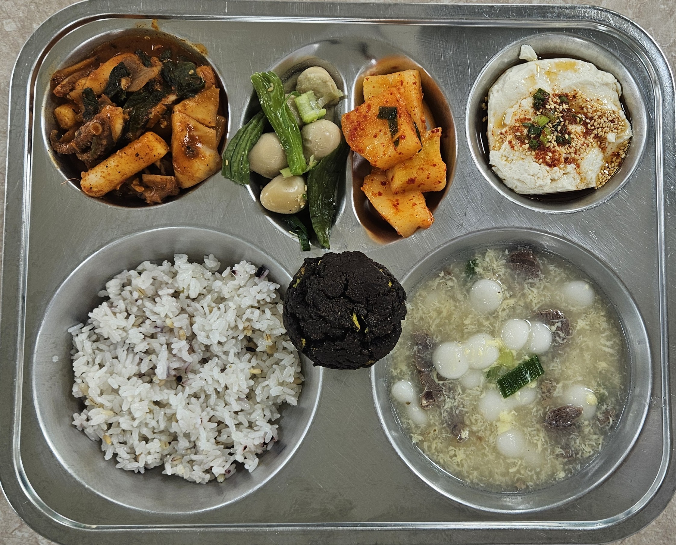 혼합잡곡밥 (5)
사골조랭이떡 (1.16)
꽈리고추메추리알조림 (1.5.6.13)
연두부/양념장 (5.6.13)
오징어주꾸미볶음 (5.6.13.17)
석박지 (9)
말차초코쿠키 (1.2.5.6)