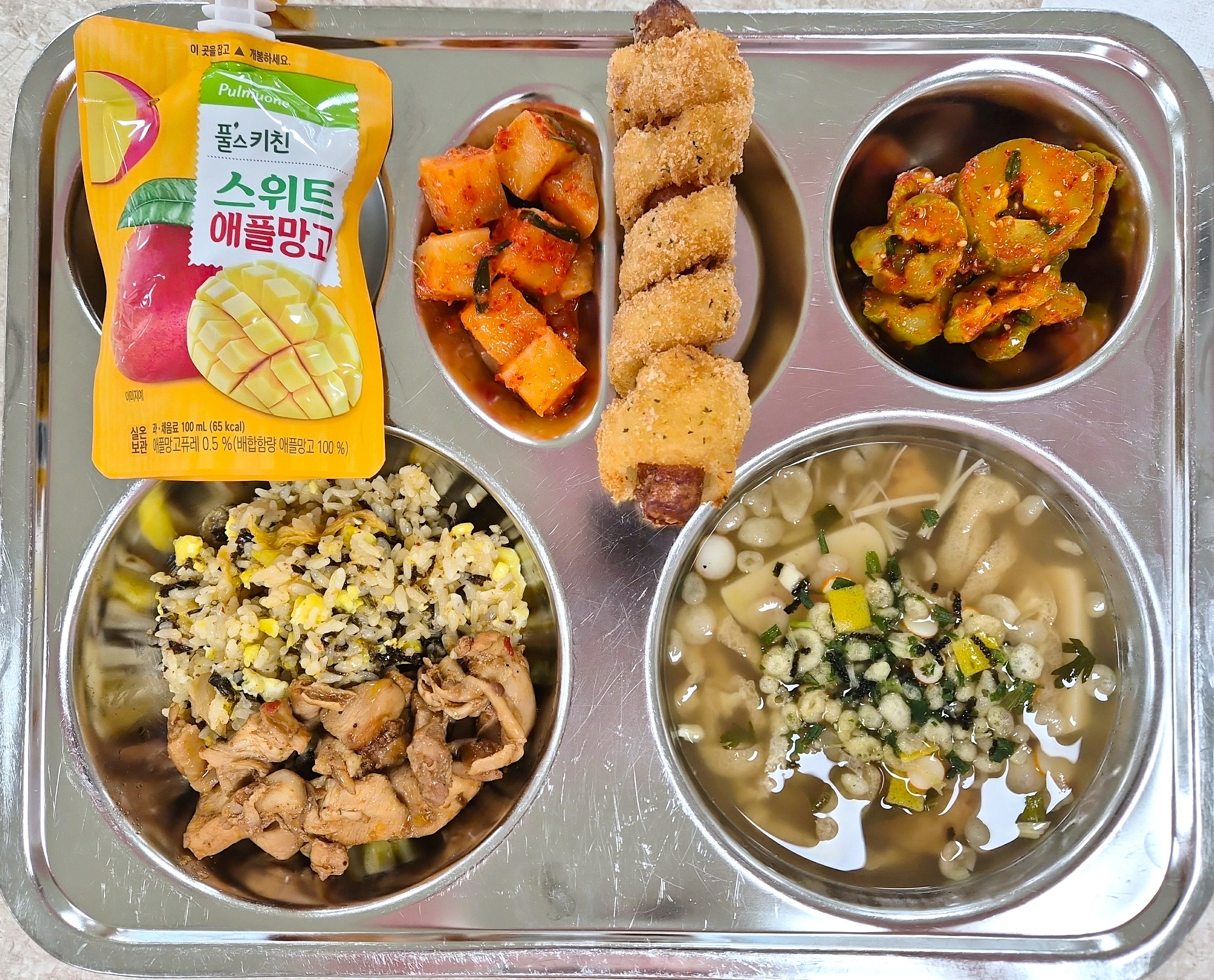 깐부치밥,청초마요소스 (1.5.6.9.13.15.16.18)
가쓰오장국(우동국물) (1.2.5.6.9.13)
꼬들오이지무침 (13)
깍두기 (9)
애플망고주스 (13)
뱅글뱅글롤도그 (1.2.5.6.9.10.15.16.18)