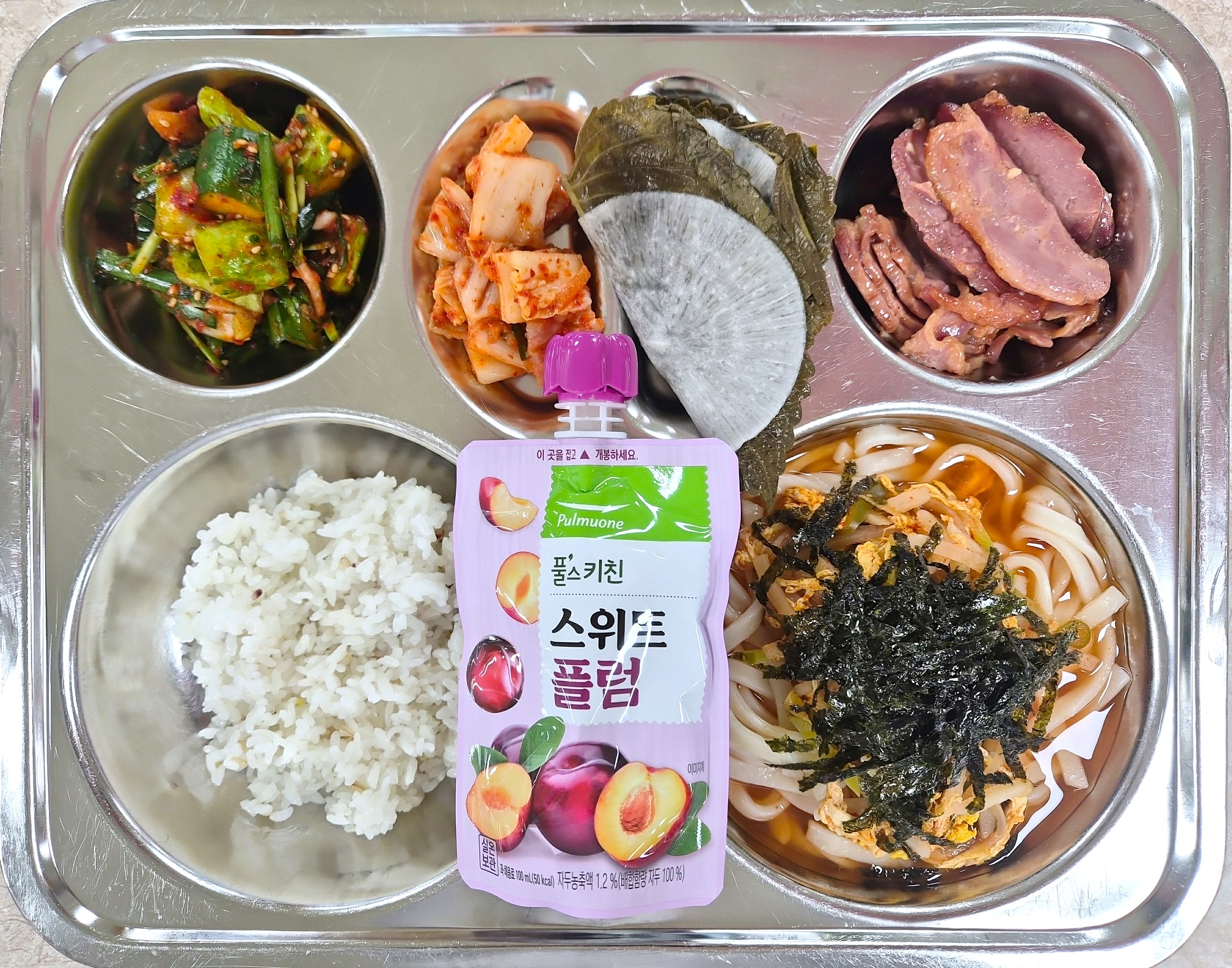 혼합잡곡밥 (5)
장칼국수 (1.5.6)
스틱오이부추무침 (13)
마늘소스훈제오리구이/깻잎무쌈 (1.2.5.6)
배추김치 (9)
스위트플럼(자두맛)