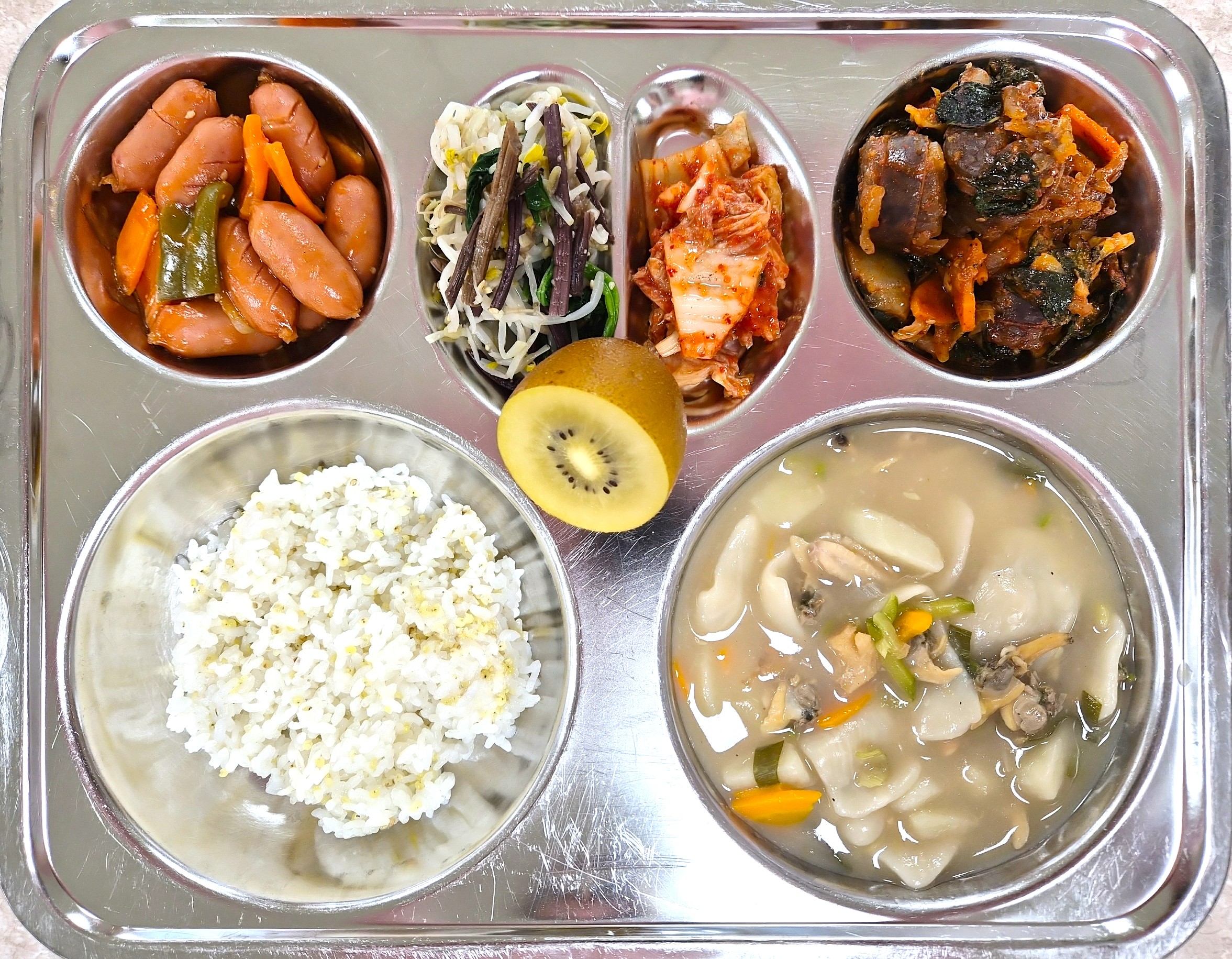 기장밥
해물수제비국 (5.6.9.13.17.18)
칼집비엔나소세지케첩조림 (2.5.6.10.12.13.15.16)
삼색나물 (5.6)
깻잎순대볶음 (2.5.6.10.13.16)
배추김치 (9)
골드키위