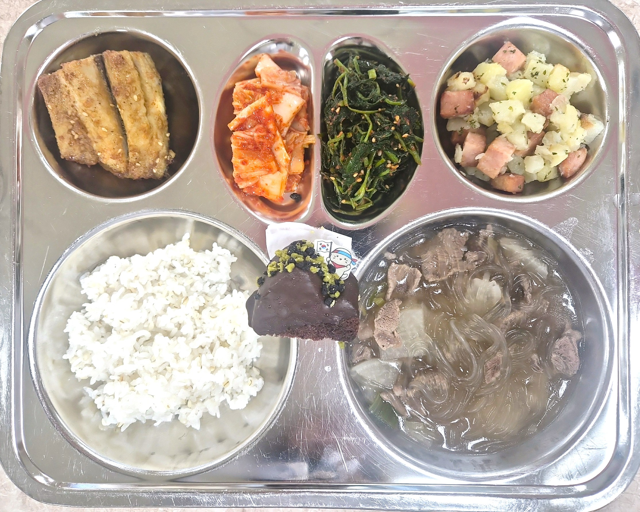 할맥밥
쇠고기무국 (5.6.16)
삼치엿장조림 (5.6.13)
참나물고추장무침 (5.6.13)
스팸감자버터구이 (1.2.5.6.10.13.15.16)
배추김치 (9)
독도초코케이크 (1.2.5.6.16)