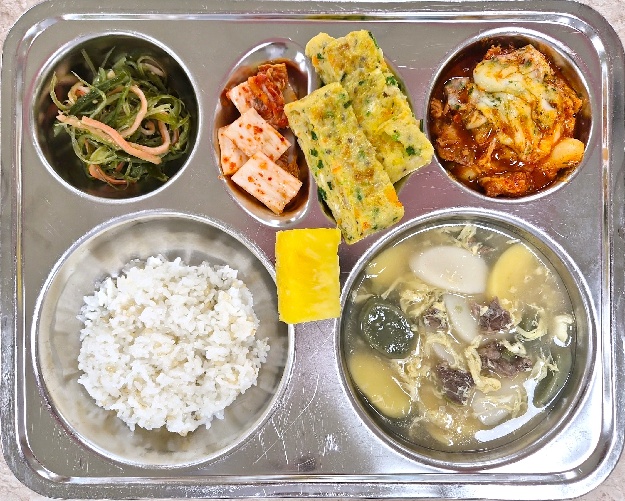 현미찹쌀밥
삼색떡국 (1.5.6.16)
치즈불닭 (2.5.6.12.13.15.16.18)
미역줄기게맛살볶음 (1.5.6.8)
계란야채말이 (1)
배추김치 (9)
골드파인애플