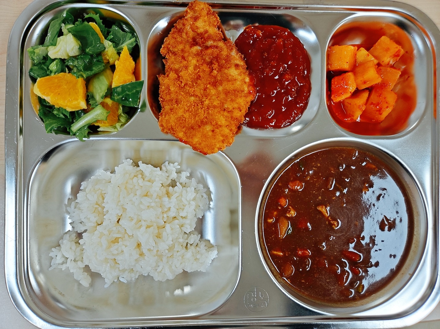 흰쌀밥 
하이라이스 (2.5.6.10.12.15.16.18)
수제돈까스&칠리소스 (1.2.5.6.10.12.13.16.18)
오렌지샐러드 (13)
깍두기 (9)