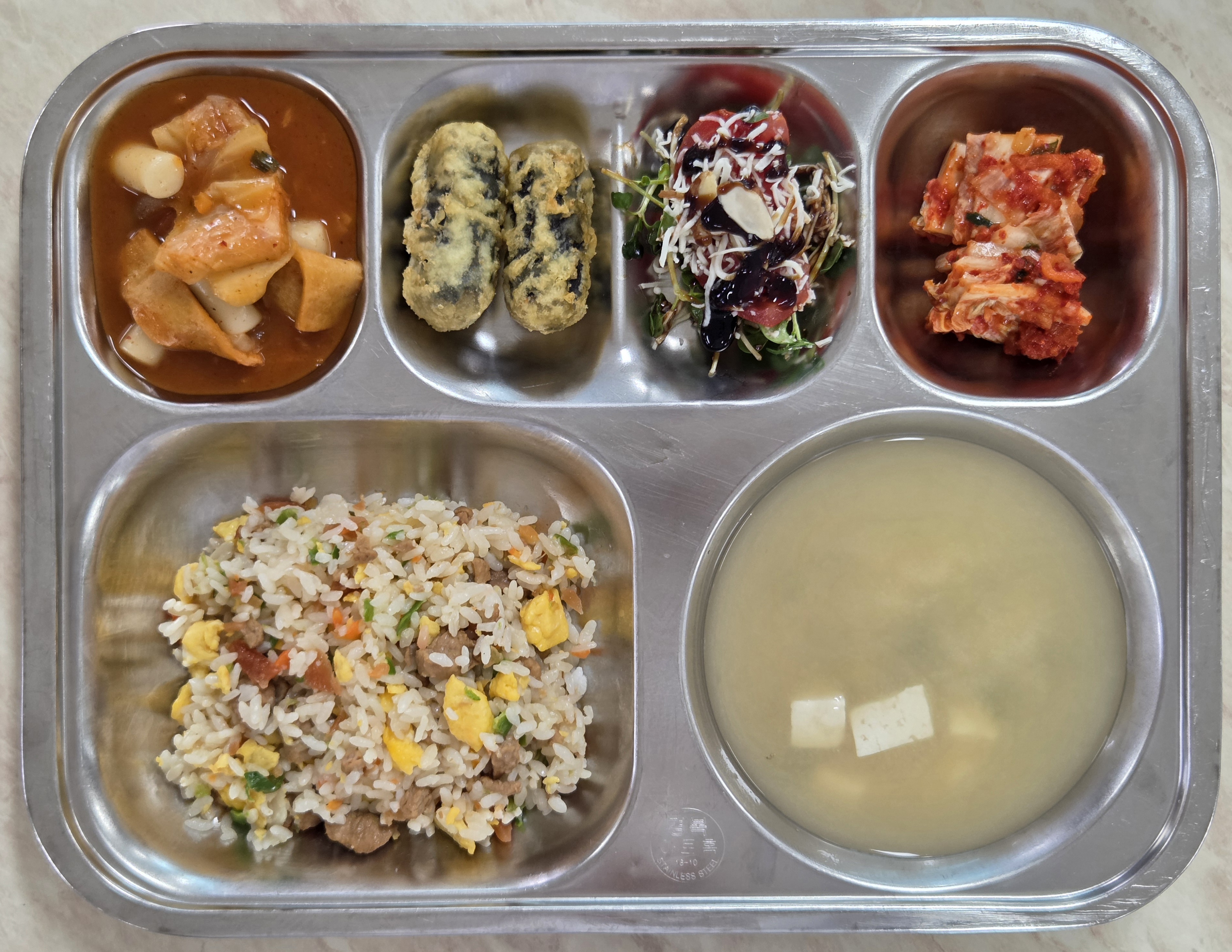 장조림버터비빔밥! (1.2.5.6.10.13)
미소된장국! (5.6)
떡볶이 (1.5.6.13)
김말이구이 (1.5.6.16)
배추김치 (9)
꿀토마토 (2.12.13)