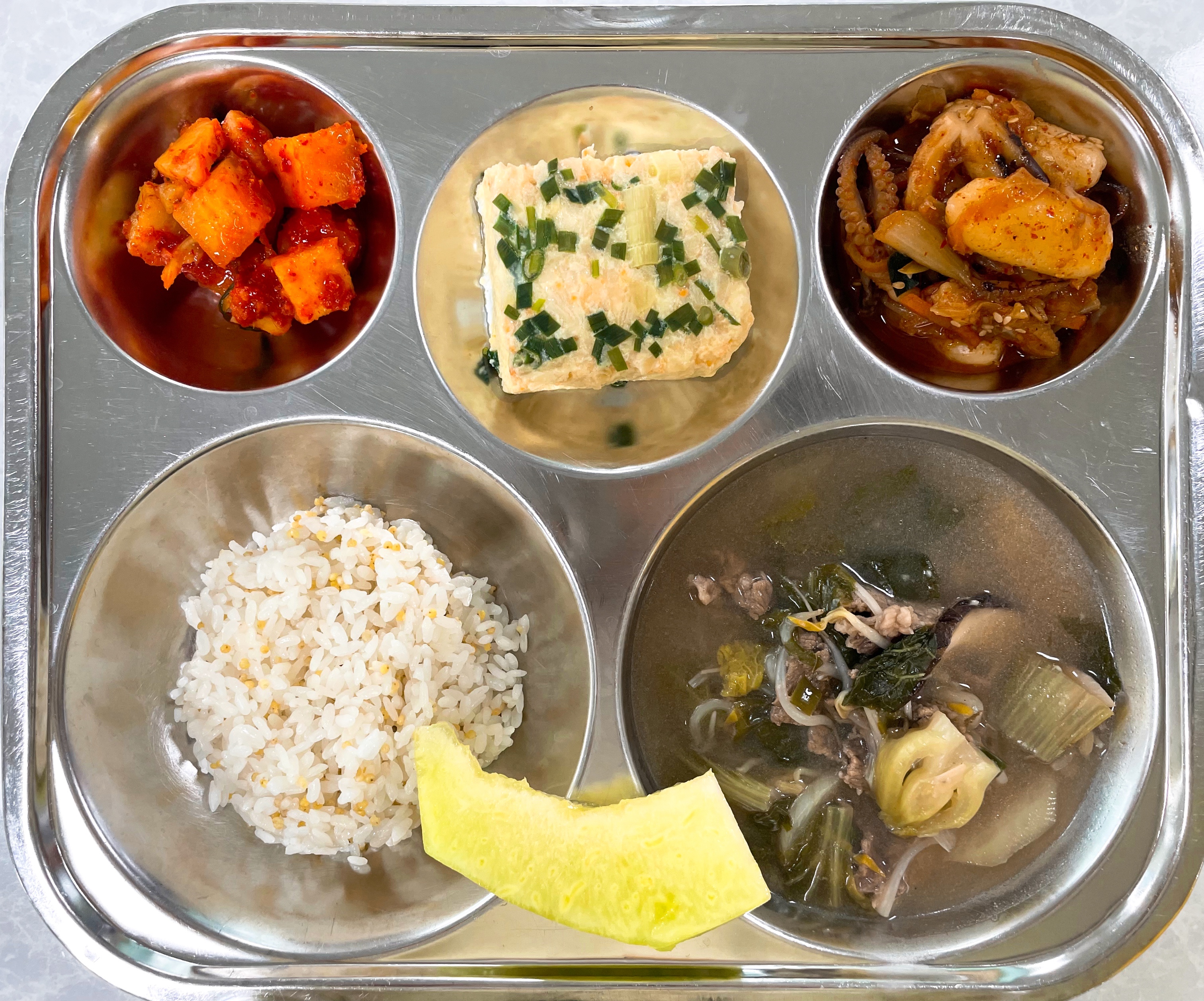 기장밥
소고기샤브샤브국(5.6.16)
주꾸미치즈떡볶음
(2.5.6.18)
달걀찜(1.2)
깍두기(9)
멜론
515.2/26.1/234.6/3.4