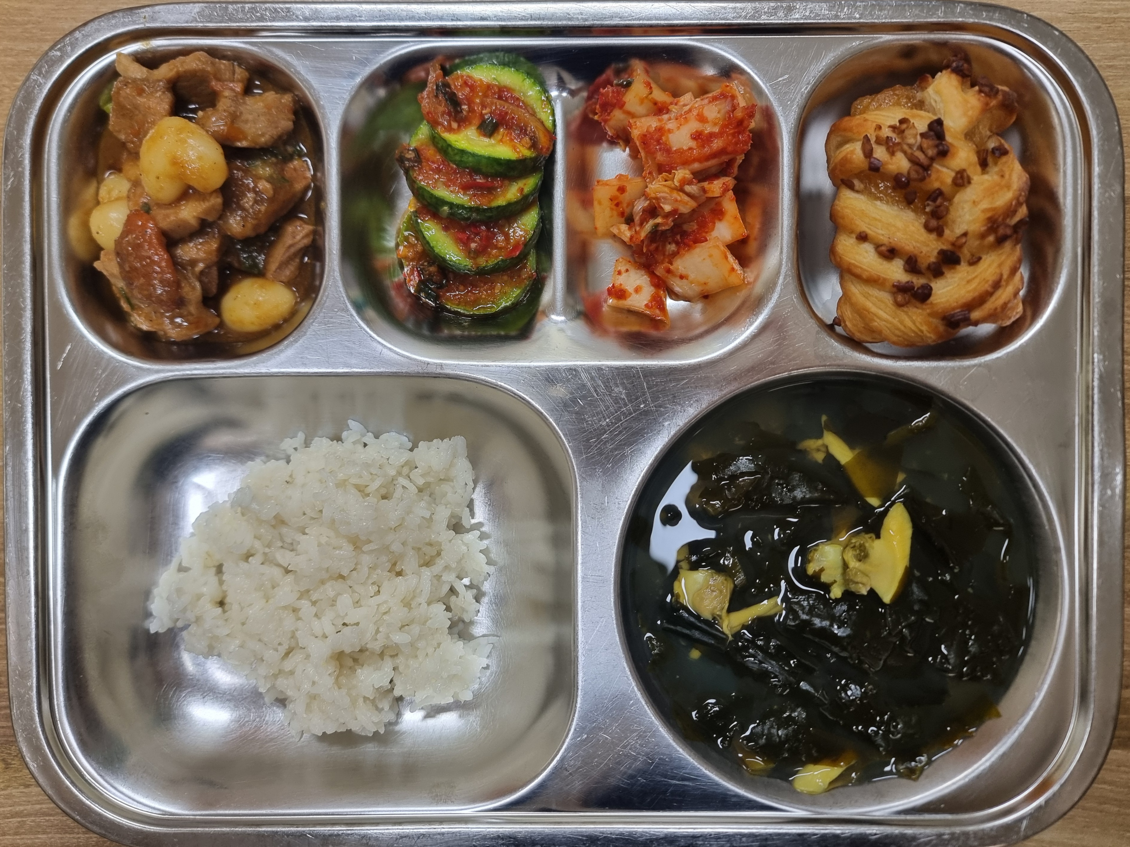 칼슘찹쌀밥 
바지락살미역국 (5.6.18)
돼지사태떡찜 (5.6.10.13)
애호박양념구이 (5.6.13)
배추김치 (9)
미니메이플피칸파이 (1.2.6.13)