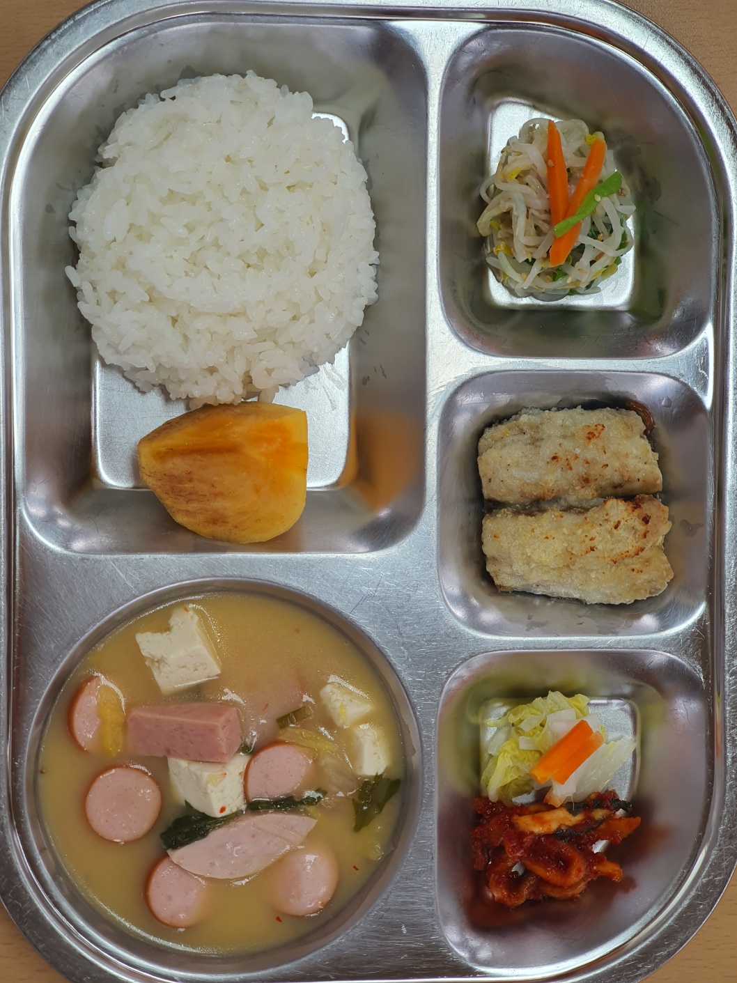 칼슘찹쌀밥
부대찌개(1.2.5.6.9.10.12.13.15.16.18)
삼치마늘버터구이(2.5.6)
숙주미나리무침(5.6.13.18)
백김치(9.13.19)/무말랭이무침(13)
단감