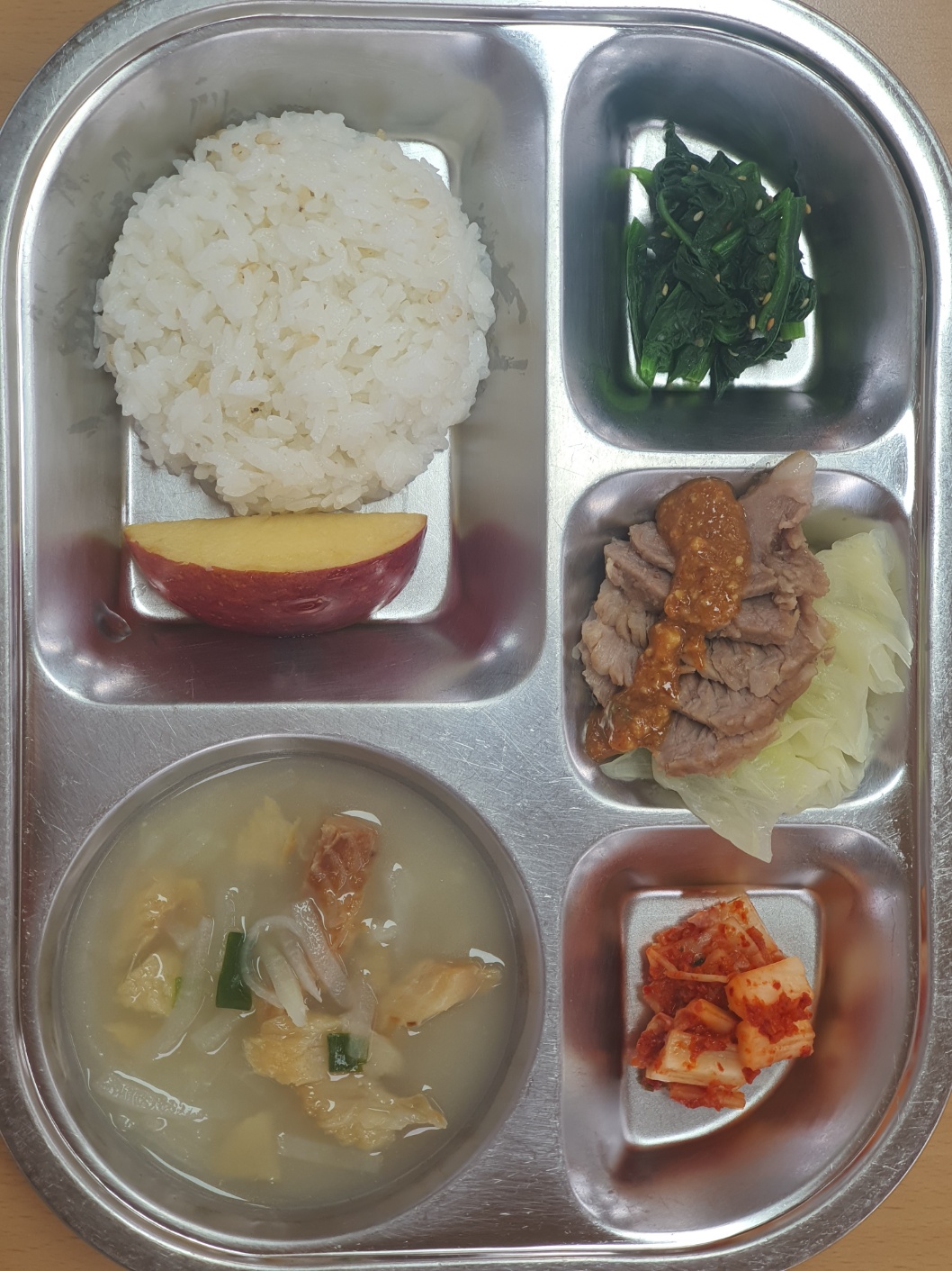 발아현미밥
황태무채국(5.6.13.18)
돼지고기수육&양배추쌈(5.6.10.13)
시금치무침(5.6.13.18)
배추김치(9.13)
사과(13)