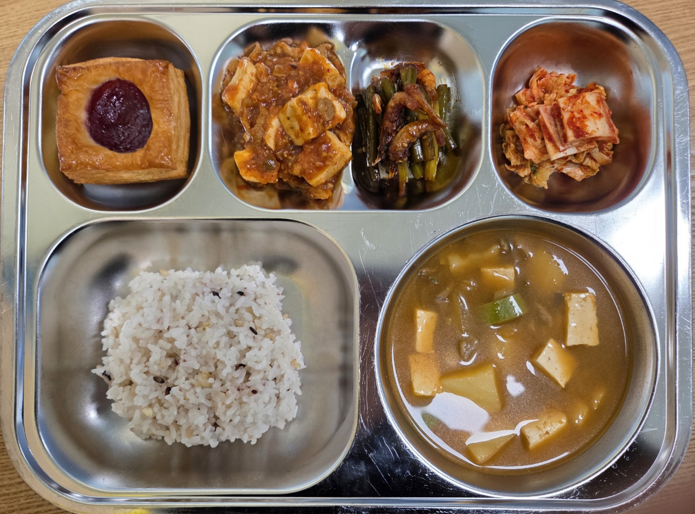 잡곡밥 5.
차돌된장찌개
5.6.16.
마파두부 5.6.10.12.13.18.
마늘쫑건새우케첩볶음
5.6.9.12.13.
배추김치 9.
딸기파이 1.2.5.6.