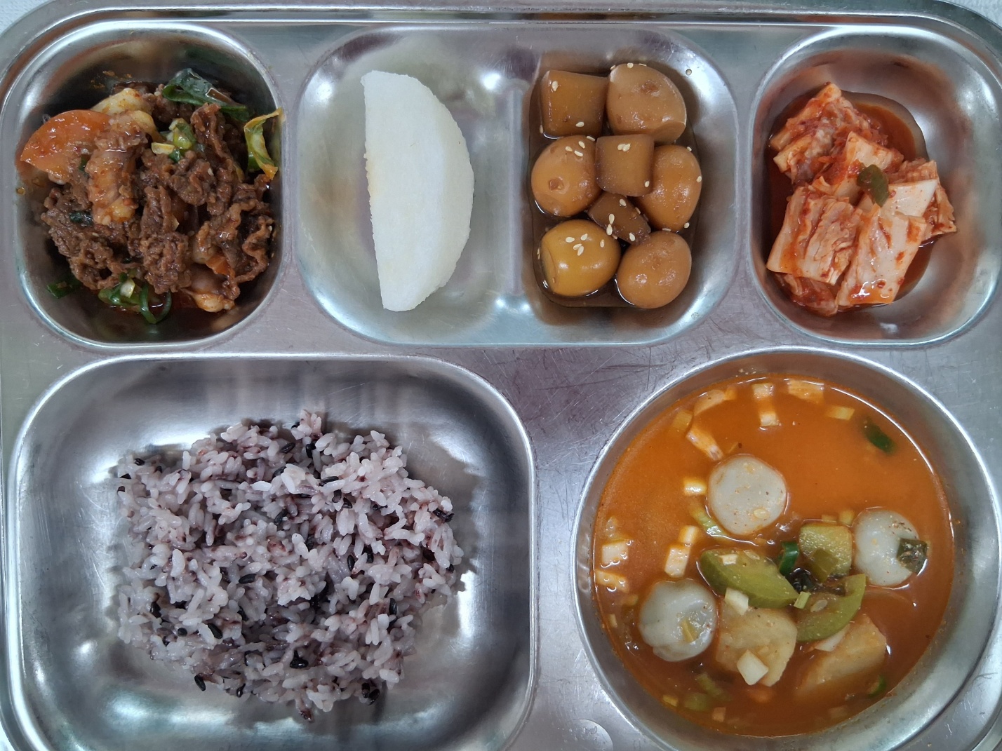 흑미밥
들깨매운만두국
1.5.6.10.13.15.16.18
불낙볶음5.6.13.16
곤약메추리알조림
1.5.6.13
과일
김치9