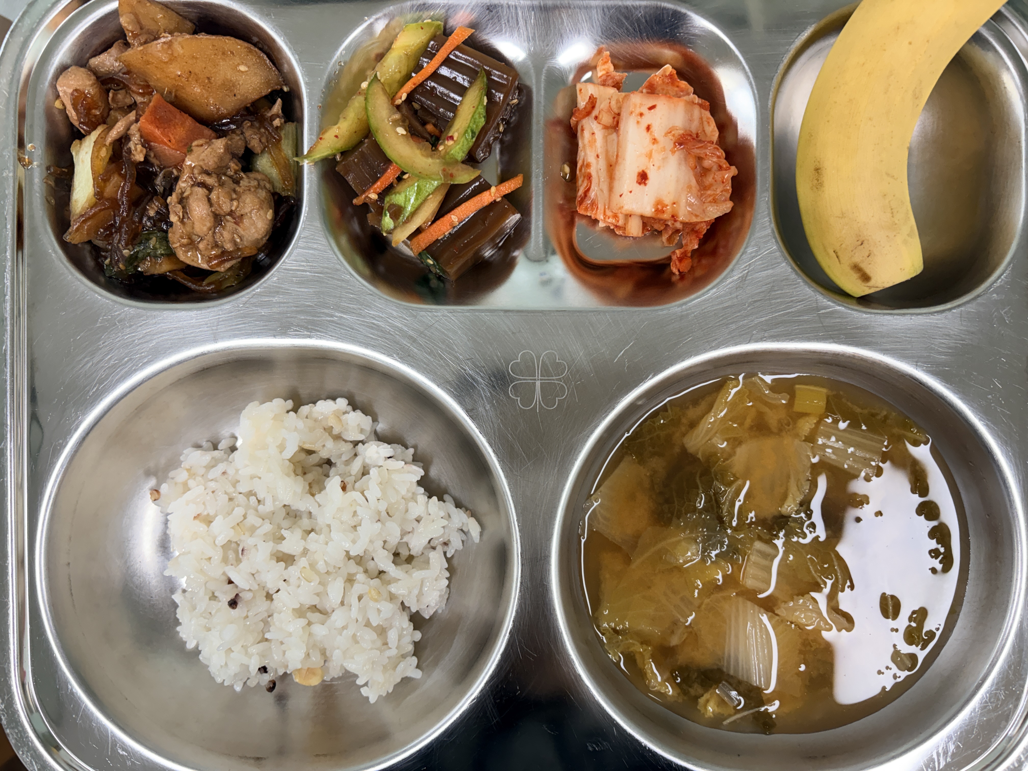 혼합잡곡밥(윤) (5)
얼갈이배추된장국 (5.6)
당면찜닭(윤) (5.6.10.13.15)
도토리묵야채무침 (5.6.13)
배추김치 (9)
바나나