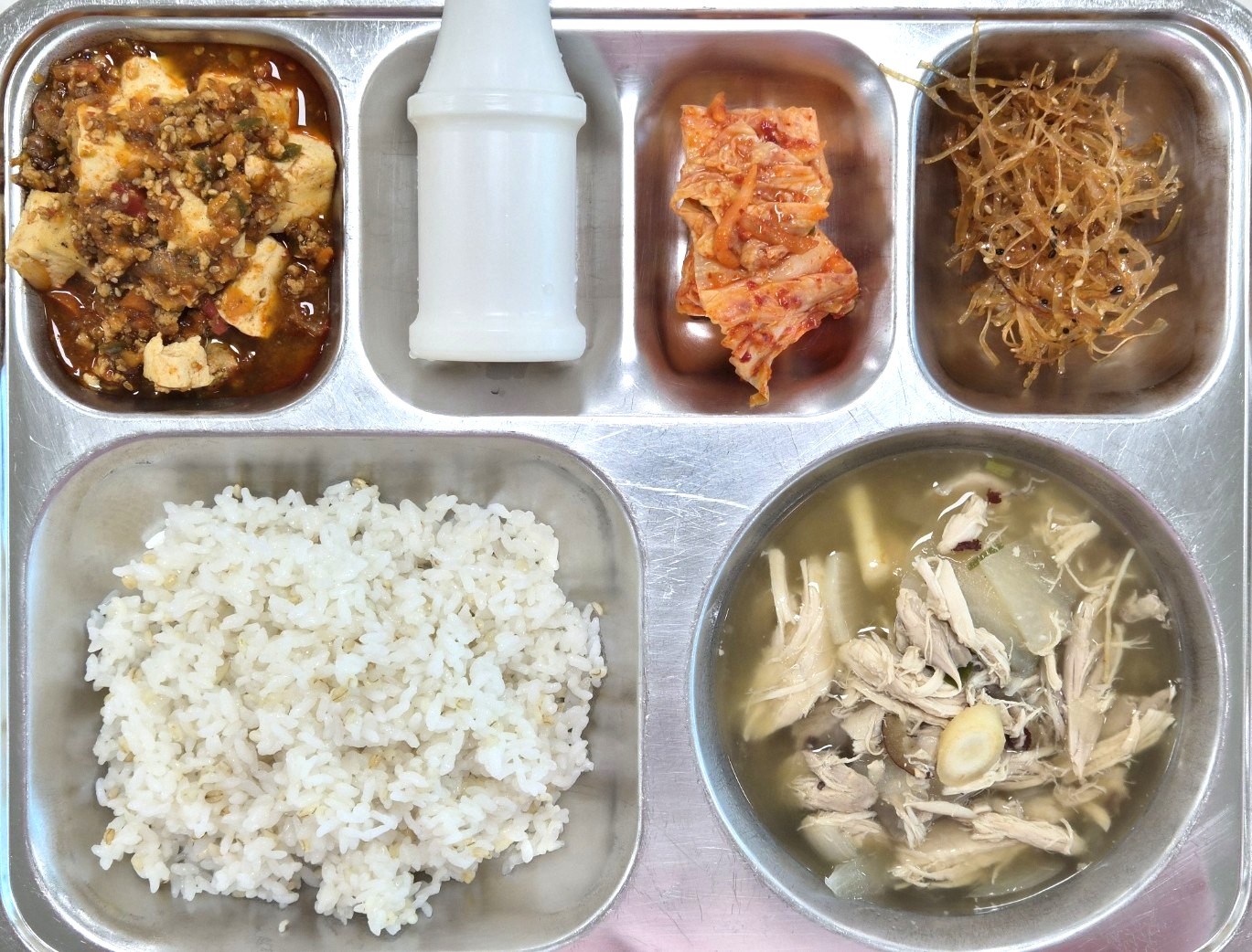 할맥밥
영양닭곰탕(5.6.9.15)
마파두부(5.6.10.12.13.18)
오징어실채볶음(5.6.13.17)
배추김치(9)
마시는요거트 (2)