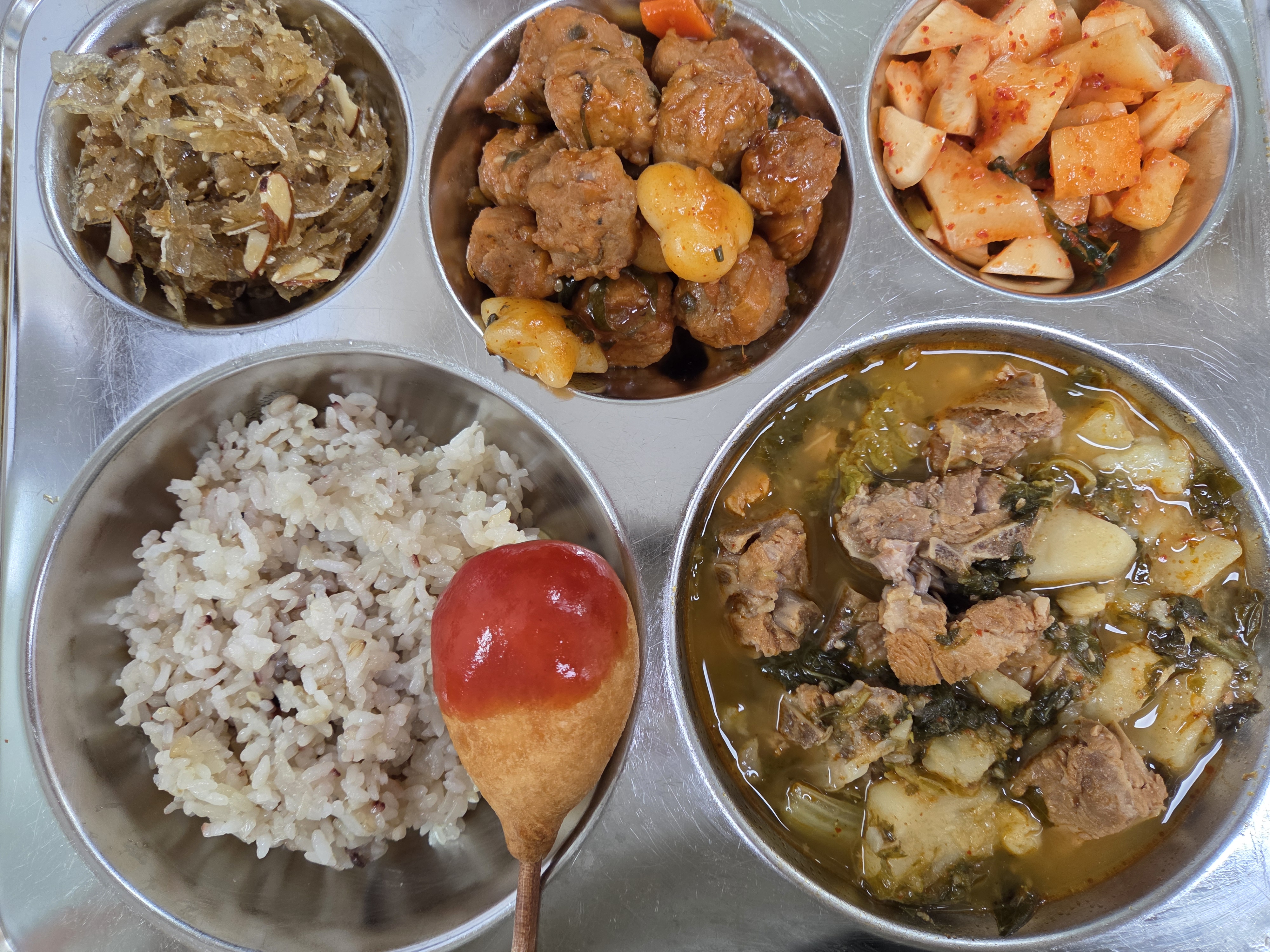 혼합잡곡밥(초) (5)
돼지등뼈감자탕(초) (5.6.9.10)
미트볼떡조림(초) (1.2.5.6.10.12.13.15.16)
아몬드명엽채볶음(초) (5.6.13)
치즈핫도그(40) (1.2.5.6.10.12.16)
총각김치(초) (9)