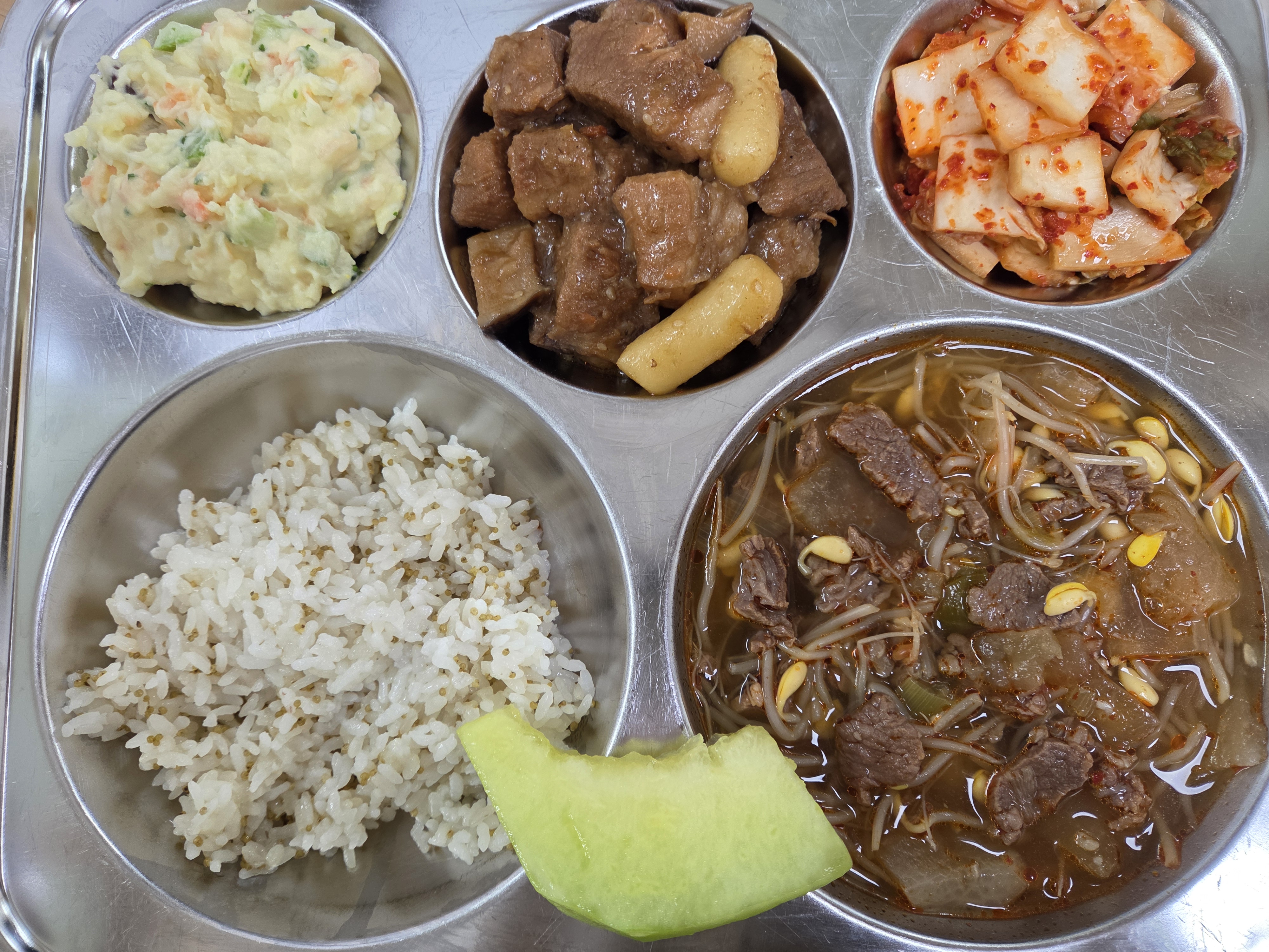 차조밥(초) 
쇠고기콩나물국(초) (5.6.16)
갈비떡찜(초) (1.5.6.10.13.15)
감자샐러드(초) (1.5)
배추김치(초) (9)
메론(초) 