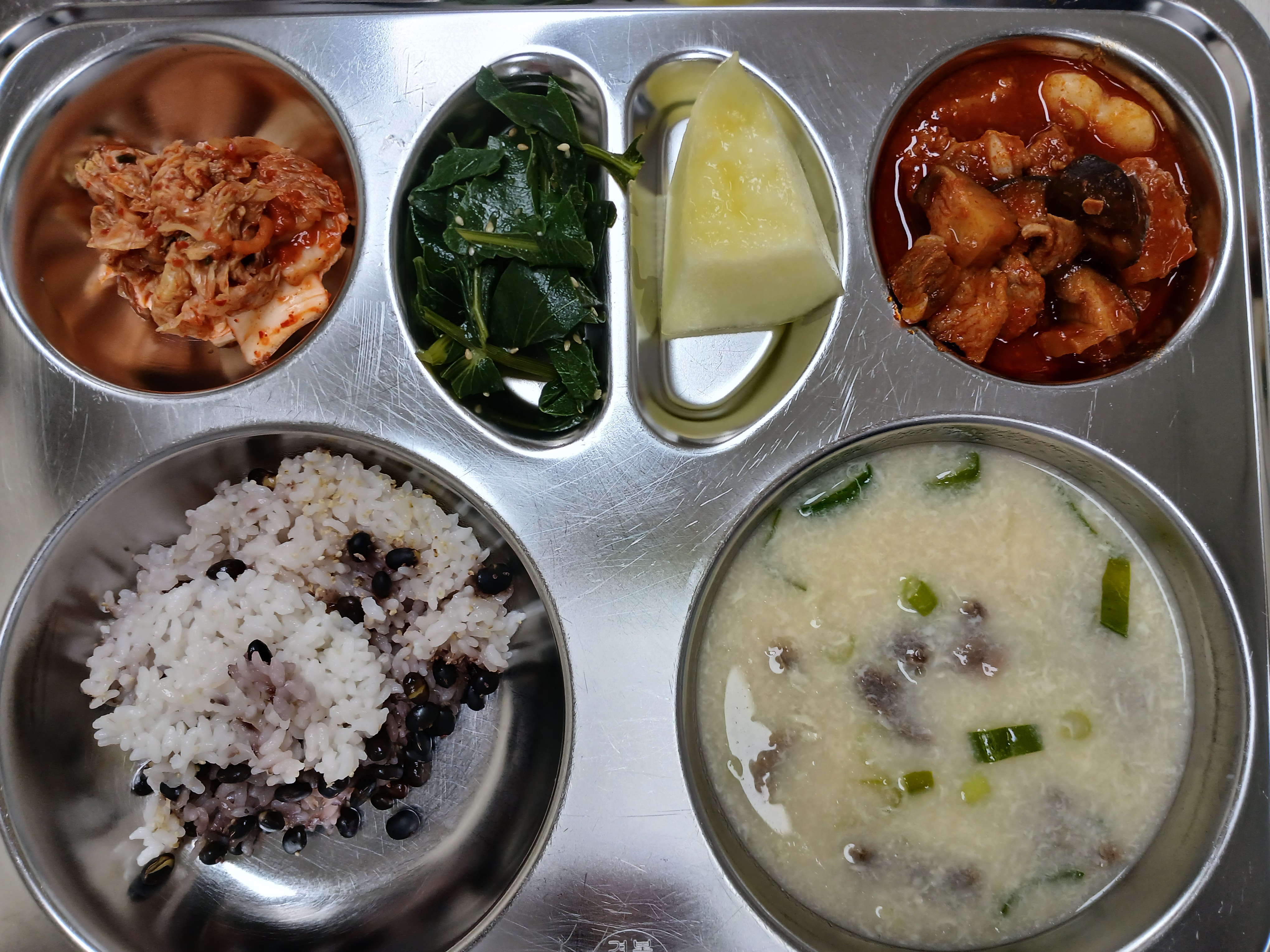 검정약콩밥
조랭이떡국(건강식단)(1.5.6.16)
매콤돼지갈비찜(5.6.10.13)
방풍나물무침(5.6)
배추김치(9)/메론
* 에너지/단백질/칼슘/철
648.89/27.54/219.02/2.53