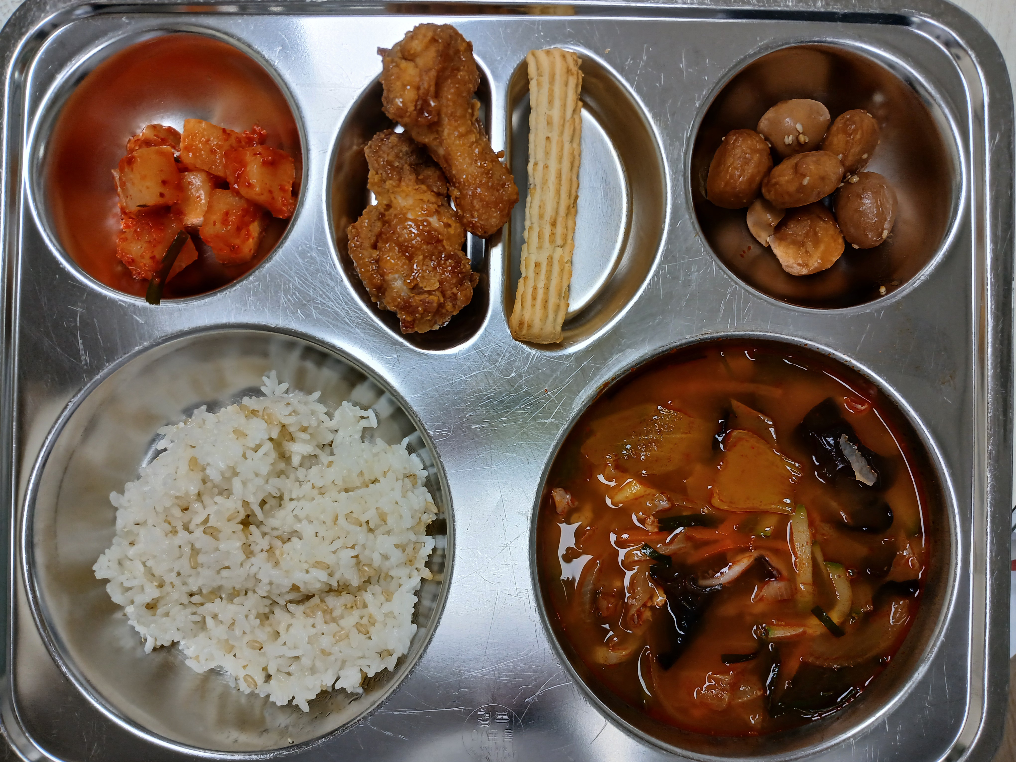 발아현미밥
짬뽕국(5.6.9.10.13.15.17.18)
볼어묵메추리알조림 (1.5.6.12.13)
닭봉마늘치킨(5.6.13.15.18)
깍두기(9)
우리밀추로스(1.2.5.6)
* 에너지/단백질/칼슘/철
775.63/30.11/220.48/3.19