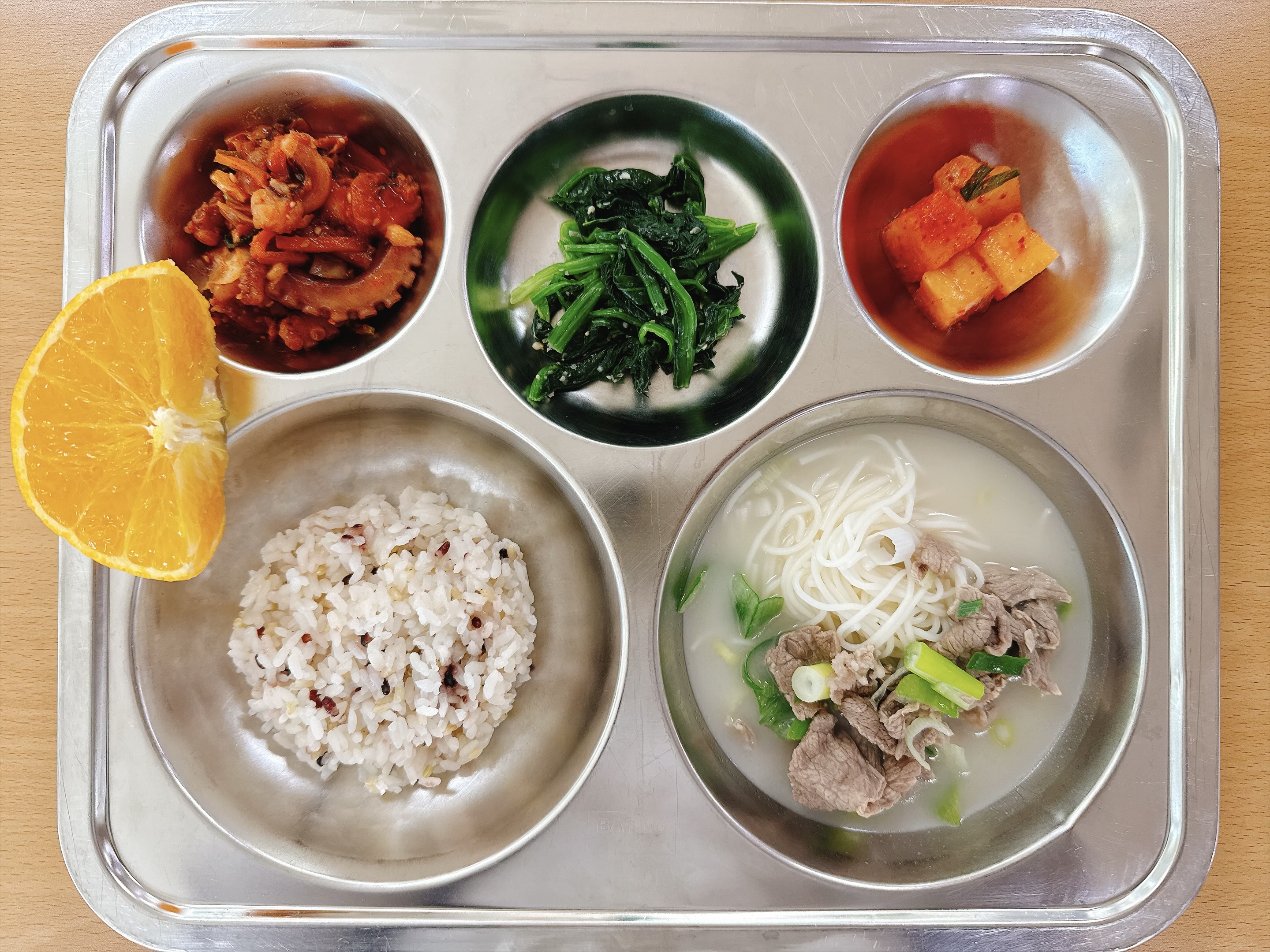 오색현미밥
설렁탕*소면(5.6.15.16)
낙지볶음(5.6.13)
시금치들기름무침
깍두기(9)
황금향