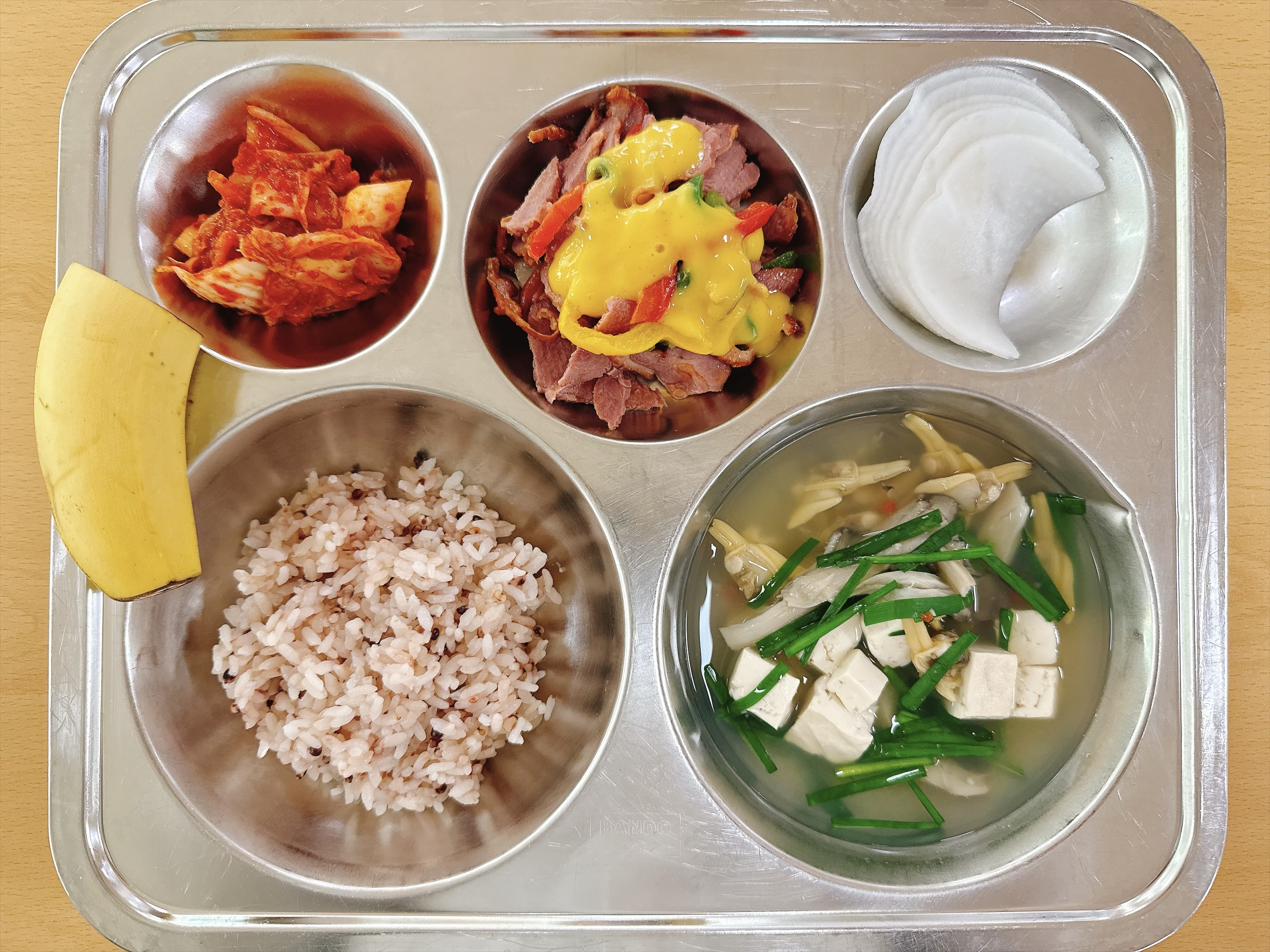 차수수밥
조갯살부추국(5.18)
훈제오리채소볶음(1.5.6.13)
무쌈
배추김치(9)
바나나