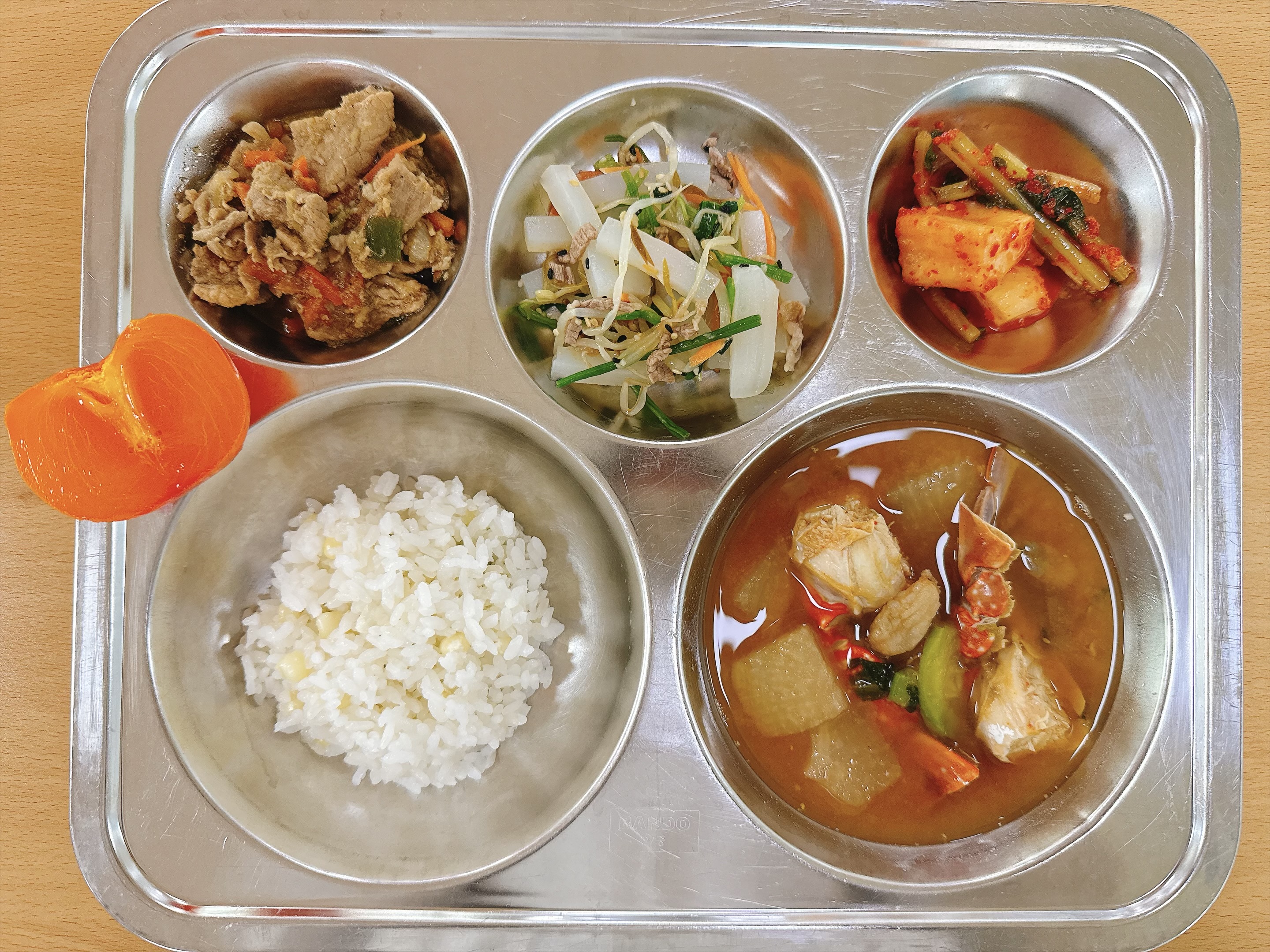 옥수수밥
꽃게탕(5.6.8)
돼지고기간장볶음(5.6.10.13.18)
탕평채(5.6.16)
총각김치(9)
반시