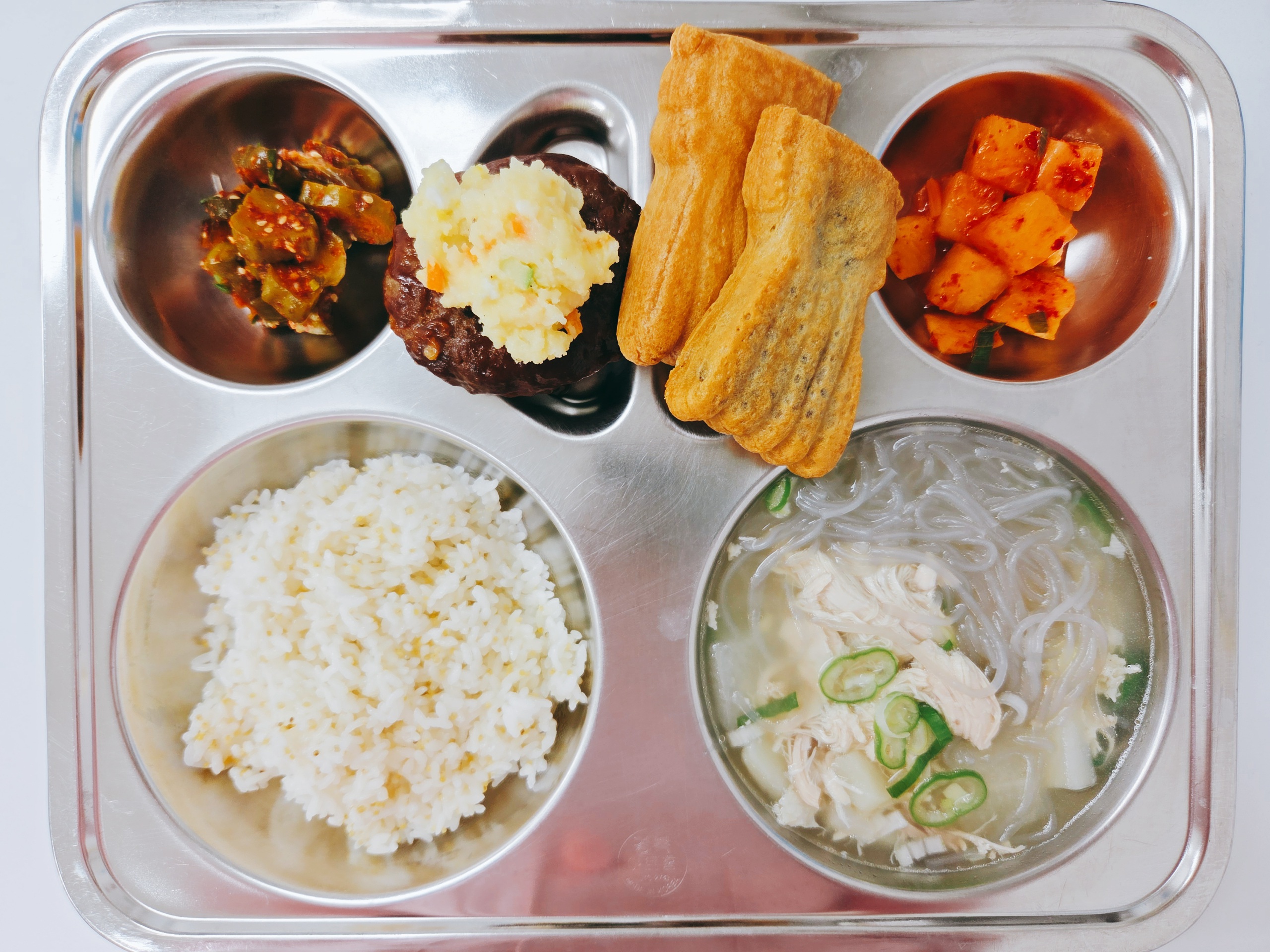 차조밥
황기닭곰탕(5.6.13.15)
떡갈비*감자샐러드
(1.5.6.10.13.15.16.18)
오이지무침(13)
깍두기(9.13)
붕어빵-팥,슈크림
(1.2.5.6)