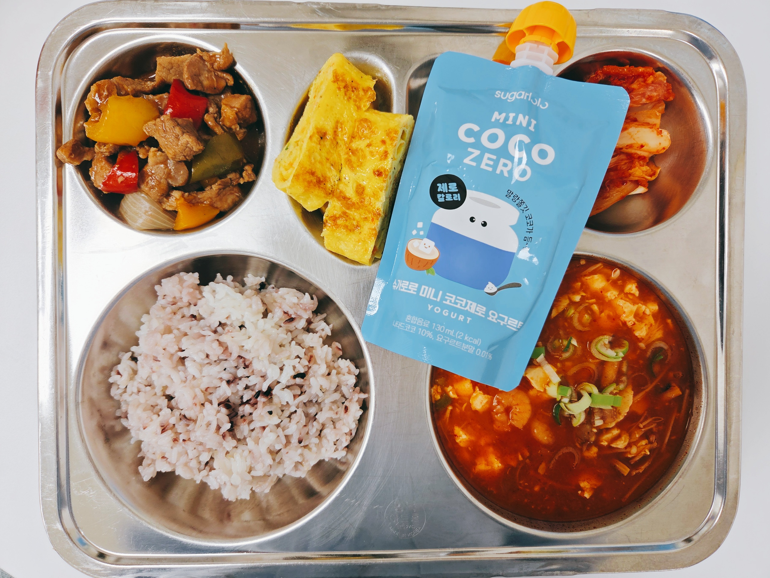 흑미밥
짬뽕순두부찌개
(5.6.9.13.17.18)
(돈)목살큐브스테이크
(5.6.10.12.13.16)
달걀말이(1)
배추김치(9.13)
음료수(코코요구르트)(2)