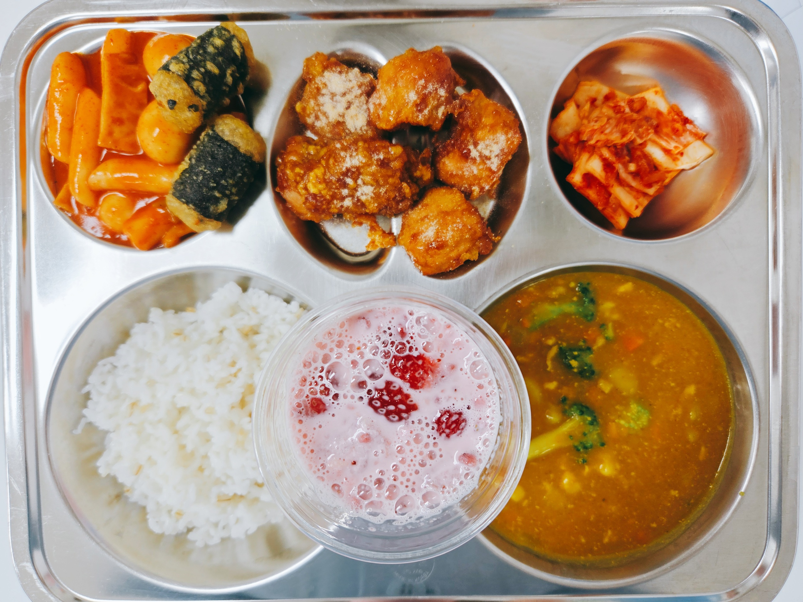 압맥밥
카레(2.5.6.10.12.16.18)
간지치킨(2.5.6.12.15.16.18)
국물떡볶이*당면김말이
(1.5.6.13.16)
배추김치(9.13)
음료수(딸기라떼)(2.13)