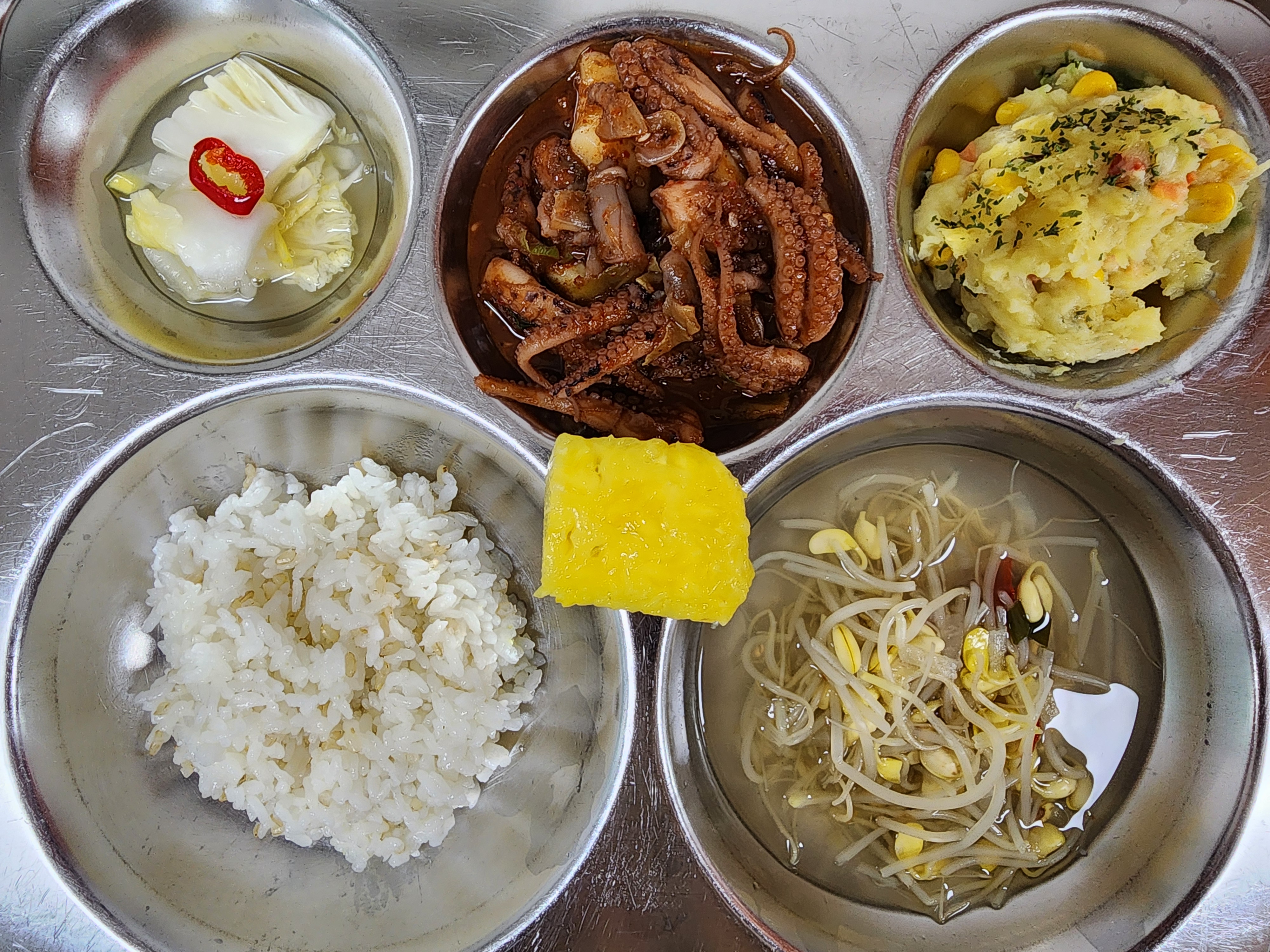 찰현미밥
콩나물국(5)
주꾸미떡볶음(5.6.13)
고구마그라탕(2.5.6.13.16)
백김치(9)
파인애플