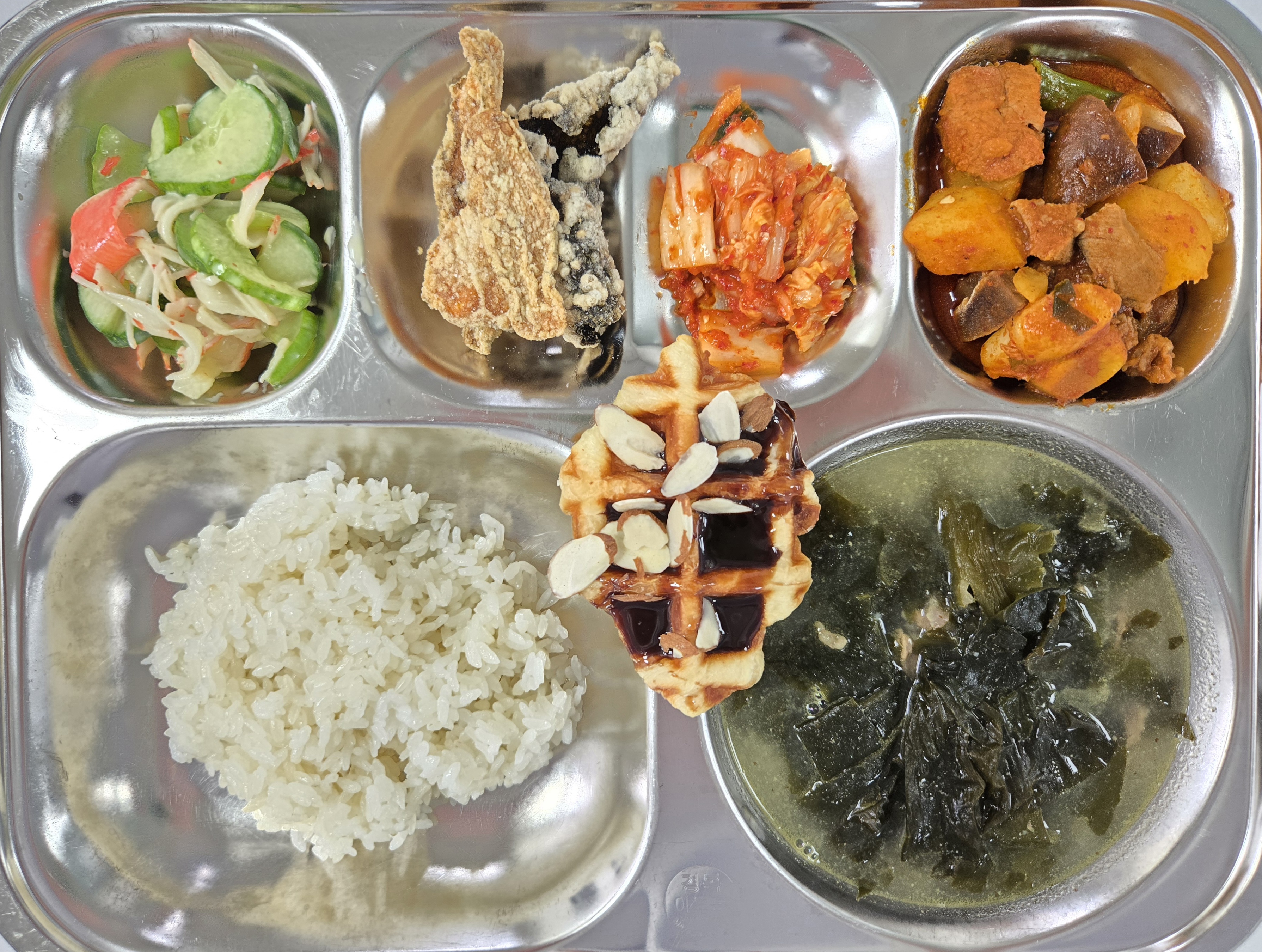 ♡생일축하의 날♡
칼슘찹쌀밥
들깨미역국(5.6.16)
매콤돼지갈비찜(5.6.10.13)
크래미오이냉채
(1.2.4.5.6.8.13)
모듬부각(5.6)
배추김치(9)
초코아몬드크로플
(1.2.5.6.13)