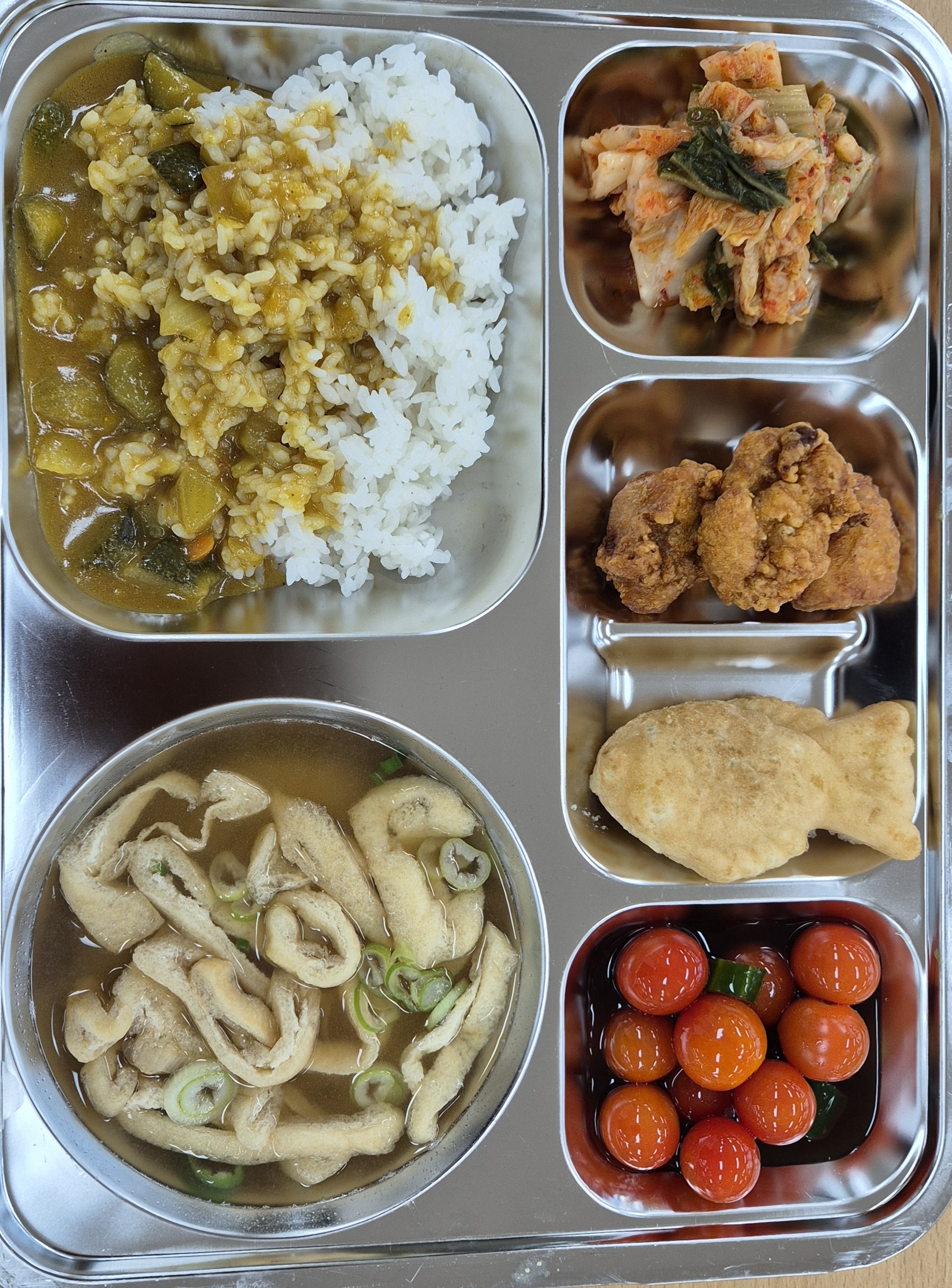 *일품 데이*	
아비꼬야채카레라이스	2,5,6,12,16
유부장국	5,6
뿌링가라아게	1,2,5,6,15,16
토마토오이샐러드*오리엔탈	12*5,6,13
포기김치	9
슈크림붕어빵	1,2,5,6
