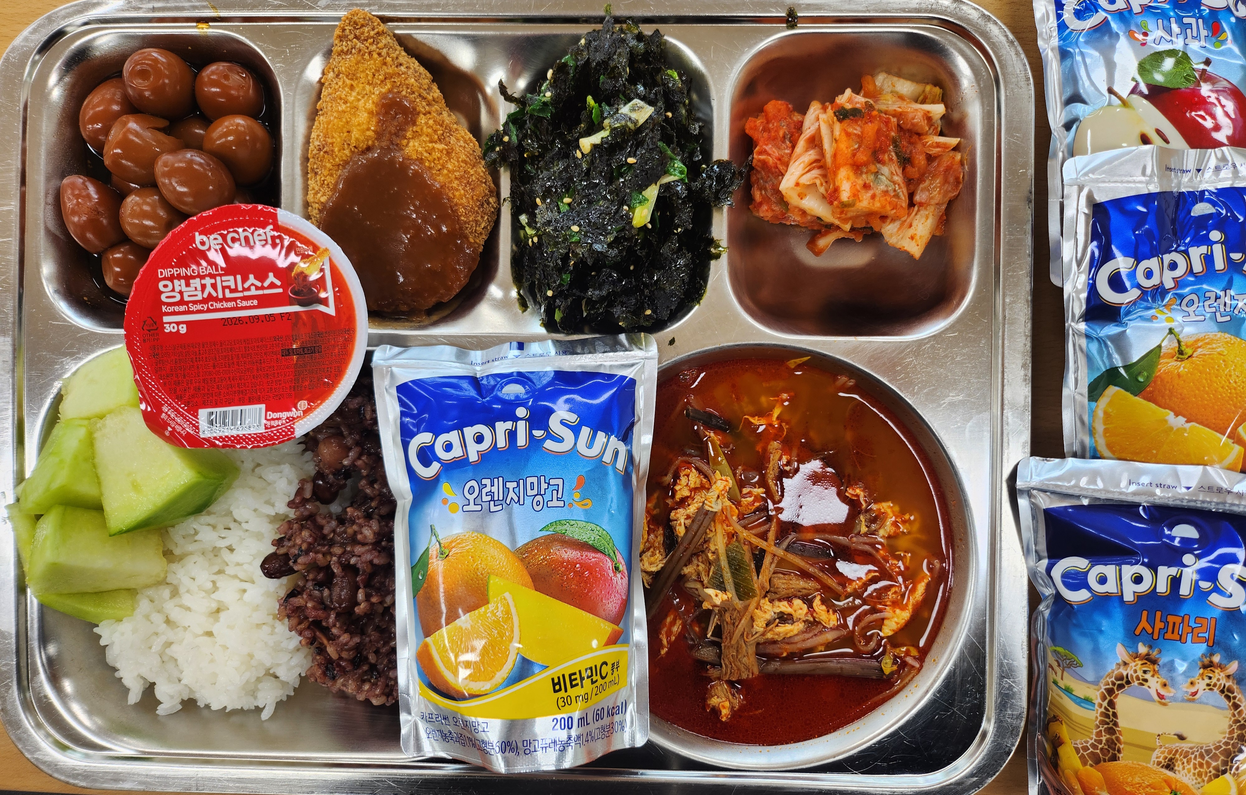 쌀밥
현미밥(4.5)
흰죽
야채육개장(채식육개장)(1.5.6)
메추리알장조림(1.5.6.13)
쪽파김가루무침(5.6)
하림new통가슴살치킨까스60g(1.2.5.6.12.15)
배추김치(삼)(9)
(선택)데미글라스소스/치킨강정소스(5.6.12.13.16)
카프리썬5종200ml(오렌지망고/사과/사파리/펀알람/정글)(13)
하미과고당도메론
* 에너지/단백질/칼슘/철
1,064.60/37.06/200.24/5.70