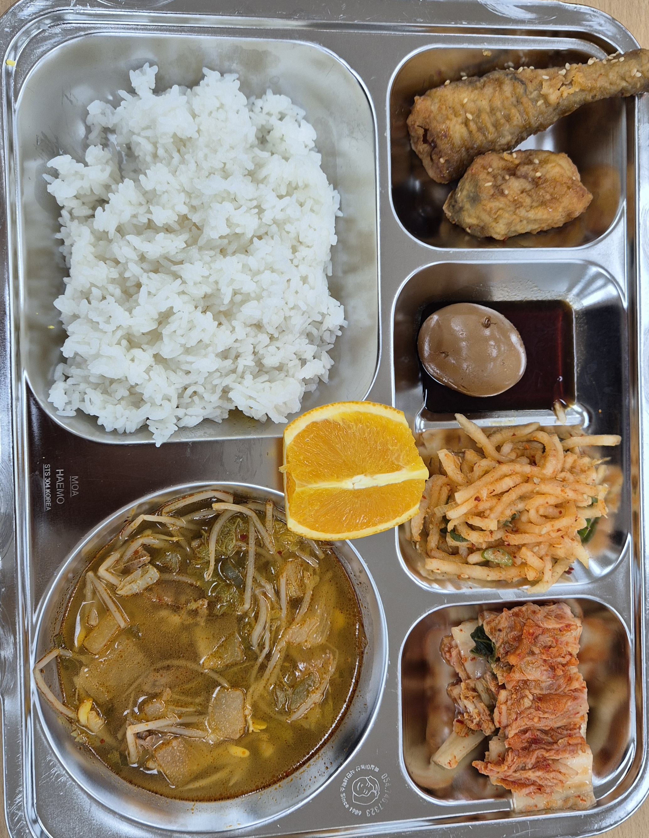 백미밥	
장터국밥	5,6,16
코코넛코다리강정	2,5,6,12,16
계란장조림	1,5,6
무생채	5,6
포기김치	9
오렌지	
