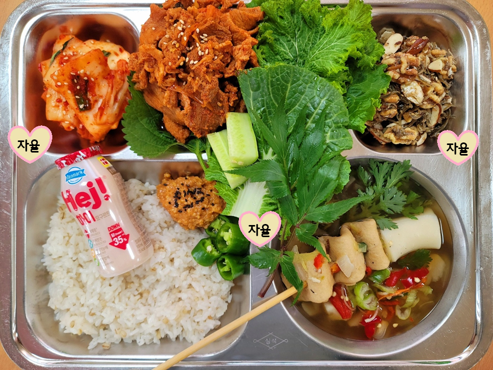 칼슘찰보리밥. 
물떡꼬치어묵국. (1.5.6.7.9.18)
호두멸치볶음. (5.6.13.14)
제육고추장볶음. (5.6.10.13)
배추겉절이. (9)
쌈채소/두부쌈장. (5.6)
덴마크 하이 요구르트. (2)