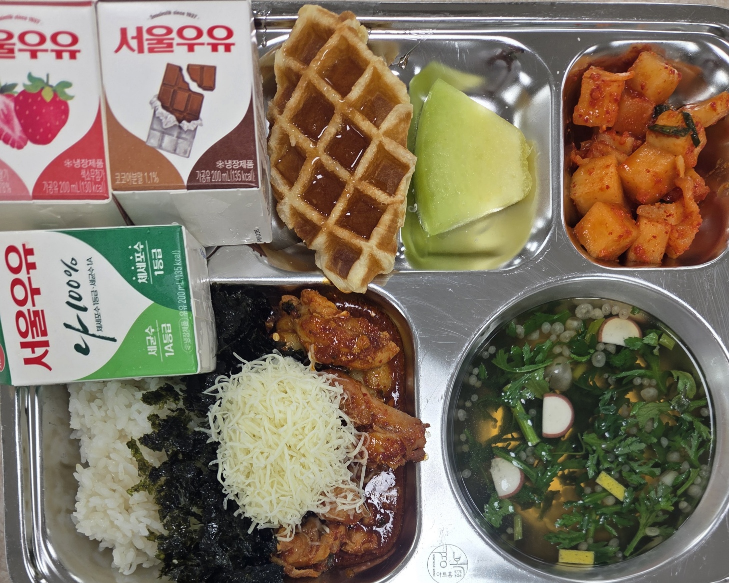 맑은우동국물(1.2.5.6.7.9.18)
지코바치밥
(2.5.6.12.13.15.18)
깍두기(9)
3맛우유(흰/딸기/초코)(2)
크로플(메이플시럽)(1.2.5.6)
멜론