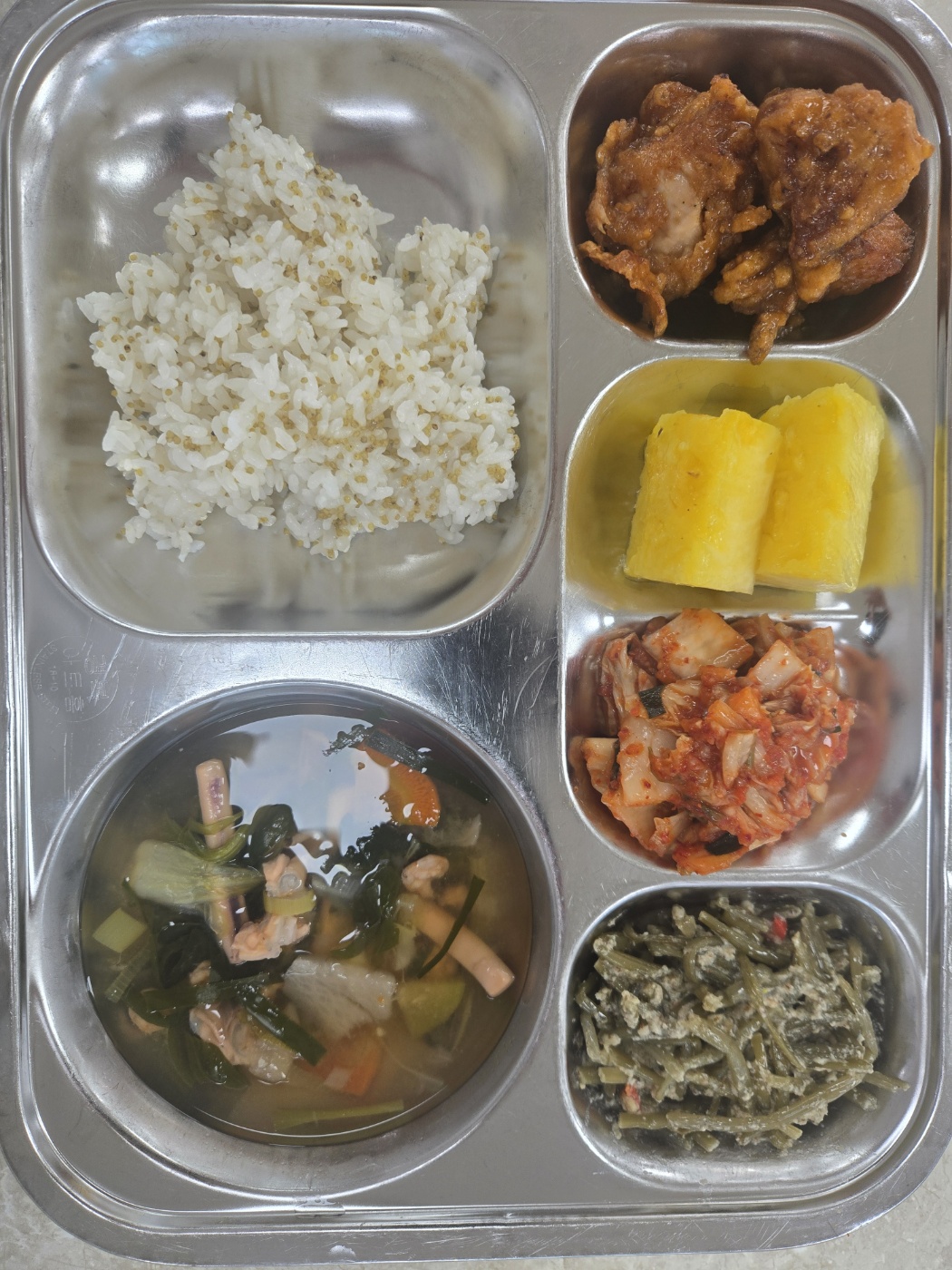 차조밥
맑은짬뽕 (5.6.8.9.17.18)
고구마줄기볶음
닭강정 (5.6.12.13.15)
배추김치 (9)
파인애플