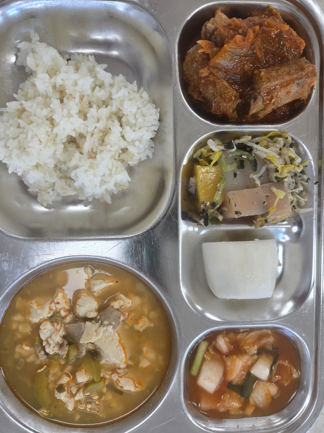 현미밥
순두부찌개 (6.9.10.5)(순한맛-1학년)
등갈비김치찜* (5.6.9.10.13)
청포묵무침-2 (5.6.13)
나박김치 (9)
참외*