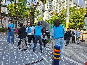 학부모회 주관 "어린이 날 사랑의 등교맞이 행사" 운영